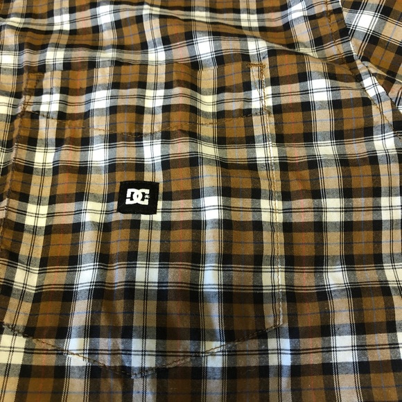 DC Long sleeve plaid button down shirt. Size M - Picture 4 of 6